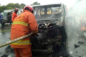 Diduga Korsleting Listrik, Mobil Mewah Terbakar di Tol Jagorawi
