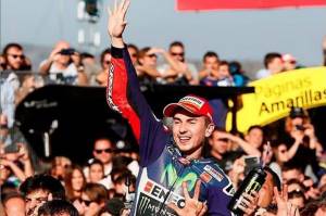 Curi Kemenangan Rossi di MotoGP 2015, Lorenzo: Gelar Masih di Rumah Saya