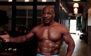 Robek Kemeja, Mike Tyson Pamer Otot Bisepnya: Aku The Rock!