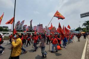 Beraksi di DPR, Buruh dan Mahasiswa Kembali Tolak Omnibus Law