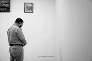 Beredar Foto Anies Baswedan Jadi Imam Salat Magrib di Polda, Warganet Doakan Jadi Presiden