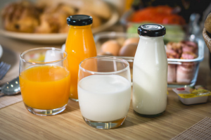 Susu vs Jus Jeruk, Mana yang Lebih Sehat Saat Sarapan?