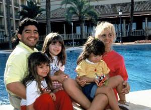 Kisah Hidup Diego Maradona: Drama Keluarga, Harta, Takhta, Wanita