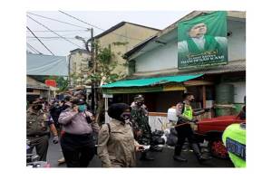 Sempat Ditolak Laskar FPI, TNI/Polri Tetap Semprot Disinfektan di Petamburan III Rumah Habib Rizieq