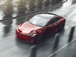 Mengerikan, Atap Mobil Tesla Copot Lagi Saat di Jalan