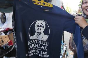 Kaus Revolusi Akhlak Habib Rizieq Laris Manis, Pedagang Kebanjiran Rezeki