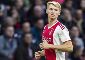 Bek Muda Ajax Tolak Tawaran Pindah ke Anfield Stadium