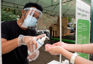 Kolaborasi Godrej Saniter dan Gojek Bagikan Ribuan Hand Sanitizer