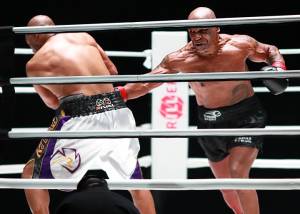 Mantul, Mike Tyson vs Roy Jones Jr Jaring Cuan Rp855 Miliar!