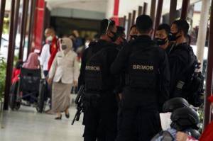 Belasan Polisi Berjaga di Depan Ruang Instalasi Forensik RS Polri Kramat Jati