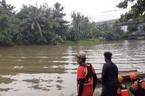 Masuk Tol Jakarta Cikampek, Pemotor Tenggelam di Kali Bekasi
