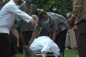 Tewas Bunuh Diri, Aiptu Teguh Dimakamkan di TPU Tirta Jaya