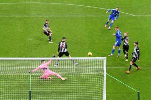 Rusak Asa Newcastle, Leicester Naik ke Tiga Besar