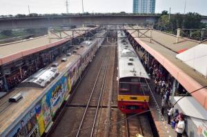 PKM Berlaku Mulai Hari Ini, KRL Commuter Line Beroperasi hingga Jam 10 Malam