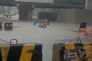 Jalan Kalibaru Terendam Banjir, Sejumlah Motor Mogok