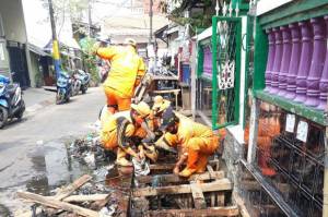 Antisipasi Banjir di Cibubur, PPSU Dikerahkan Bersihkan Sampah di Saluran Air