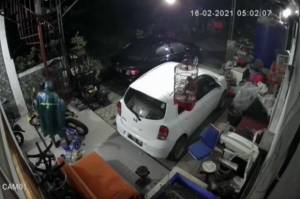 Aksi Pencurian Sepeda Motor Terekam CCTV