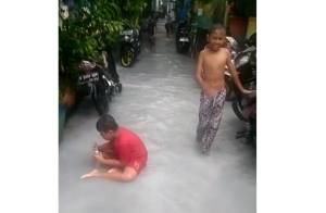 Heboh! Banjir Air Berwarna Putih Susu Kepung Pemukiman Warga Sunter Jaya