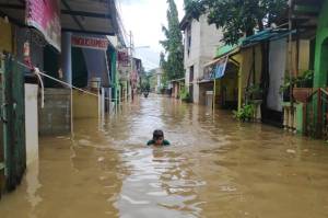 Rumah Terendam Banjir, Warga RW 04 Cipinang Melayu yang Isolasi Mandiri Diungsikan ke Lantai 2