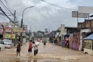 Banjir Selutut Orang Dewasa Rendam 3 Perumahan di Jatiasih Bekasi