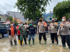 Tiga Pilar Jakpus Evakuasi Warga Korban Banjir di Bendungan Hilir