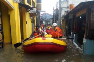 Pakai Perahu Karet, Damkar Depok Evakuasi Warga Terindikasi Covid-19