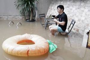 Rumah Kebanjiran, Nicky Tirta Tetap Asyik Bersantai Sambil Ngopi