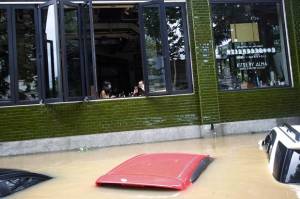 Banjir Bikin Pengusaha Ritel Tekor Ratusan Juta