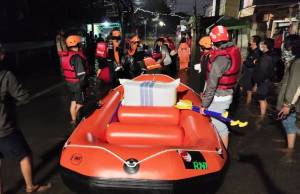 Respons Bencana Banjir, RNI Bantu Perahu Karet dan Logistik