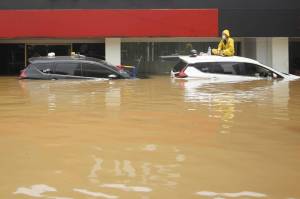 Cermati, Menghitung Biaya Perbaikan Mobil yang Terendam Banjir