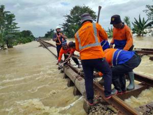 Jalur Kereta Api Lintas Utara Jawa Belum Pulih, Perbaikan Dikebut
