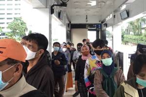 Headtime Transjakarta Terlalu Lama, Penumpang Bertumpuk di Halte Tosari