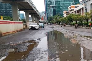 Banjir Usai Banyak Jalan Berlubang di Jakarta, Netizen: Heran Kontraktor Indo, Mesti Diaudit Nih!
