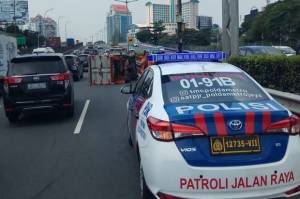 Mobil Boks Terbalik di Tol Dalam Kota