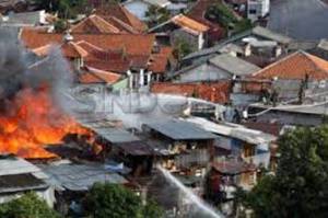 Warung Tongseng di Pondok Labu Terbakar, 8 Mobil Damkar Dikerahkan