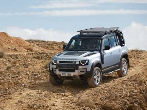 Land Rover Bagi Tujuh Defender Gratis ke Lembaga Swadaya Masyarakat