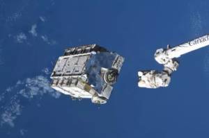ISS Buang Begitu Saja 2,9 Ton Baterai Bekas ke Luar Angkasa