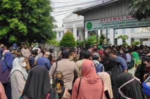 Meski Digelar Online, Ratusan Simpatisan Habib Rizieq Padati PN Jakarta Timur