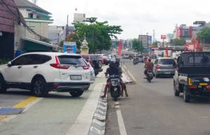 Trotoar Rp21 Miliar di Tangsel Jadi Tempat Parkir Liar, Kadis PU: Pedagang Protes Dipasang Bollard