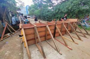 Ahli Waris Blokade Akses Jalan Kawasan Pergudangan di Cipondoh