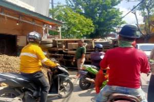 Truk Pasir Terguling dan Hantam Bengkel di Jalan Prof M Yamin Bekasi