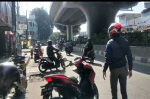 Hadang Pengendara Lawan Arus di Ciputat, Pria Ini Palangkan Motor di Tengah Jalan