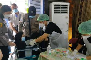 Polsek Senen Gelar Vaksinasi Massal dan Pemberian Bantuan Sosial di Kampung Tangguh Jaya Paseban