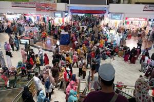 Potret Pasar Tanah Abang Banjir Pengunjung Jelang Ramadhan