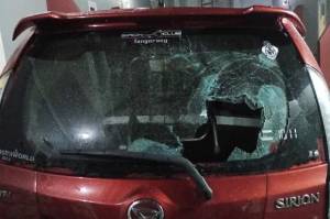 Mobil Ditabrak Pemotor Ngaku Ormas di Ciputat, Pemiliknya Malah Diinjak-injak