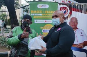 Baja Perindo Bagikan Makanan, Masker, dan Face Shield untuk Pengguna Jalan di Kebon Sirih