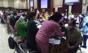 Persiapan PTM, Ribuan Guru PAUD-SMA Jalani Vaksinasi Covid-19 di Itenas Bandung
