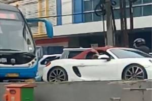 Polisi Ciduk Pengemudi Mobil Mewah yang Terobos Jalur Bus Transjakarta