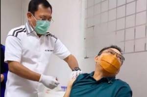 Anang Hermansyah Gemetaran Disuntik Vaksin Nusantara: Wedi Pak!