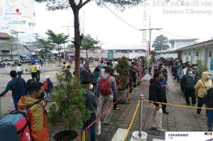 Di Stasiun Cikarang dan Stasiun Bogor, Antrean Penumpang Commuter Line Mengular